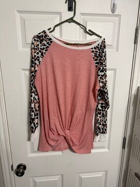 Amisu Rose Pink Twist-Front Raglan Top with Leopard Print Sleeves